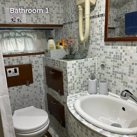 Hotel en barco Yachtannablu *