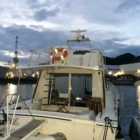 Yachtannablu * 韦内雷港