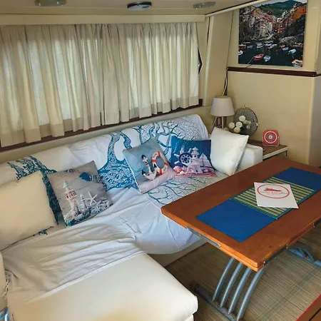 Yachtannablu ספינת מלון