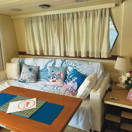 船上ホテル Yachtannablu
